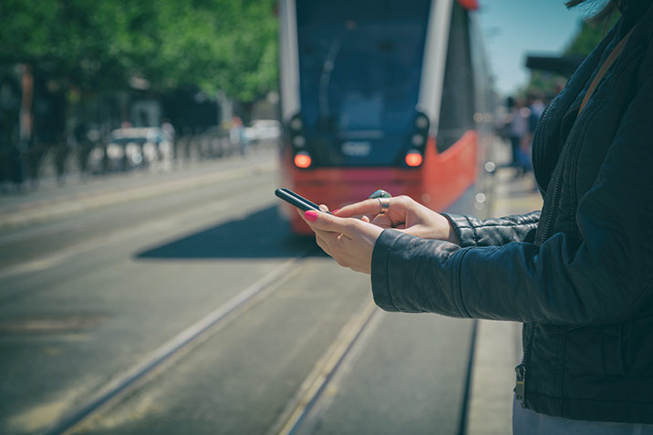Kein Unfallversicherungsschutz bei Handynutzung im Straßenverkehr